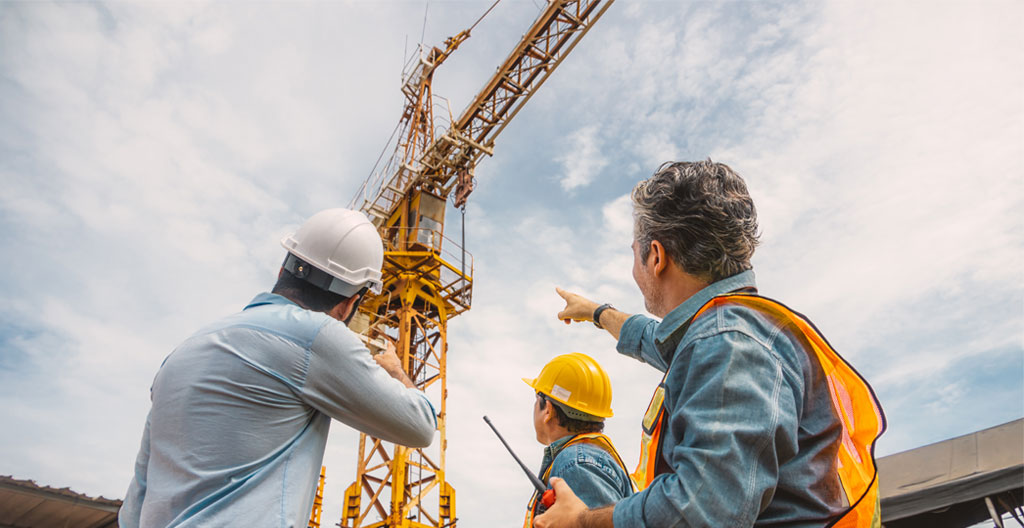 Coordination entre grutier et chef de chantier lors d'une opération de levage sécurisée